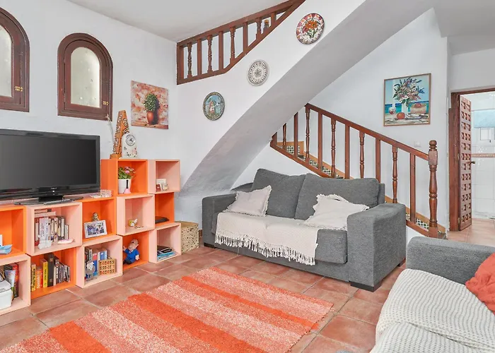 Будинок відпочинку Charming Townhouse In Nueva Нерха